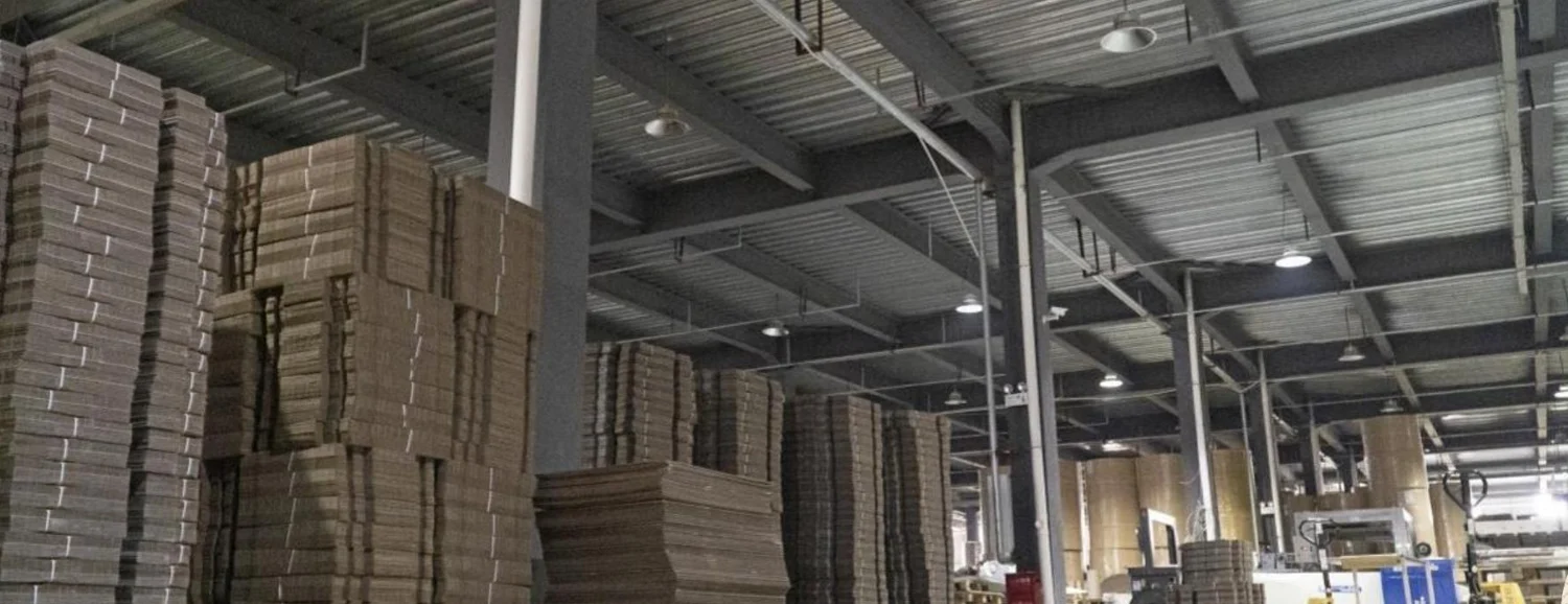 Corrugated packaging stock and workshop interior shown in Hongteng’s company profile